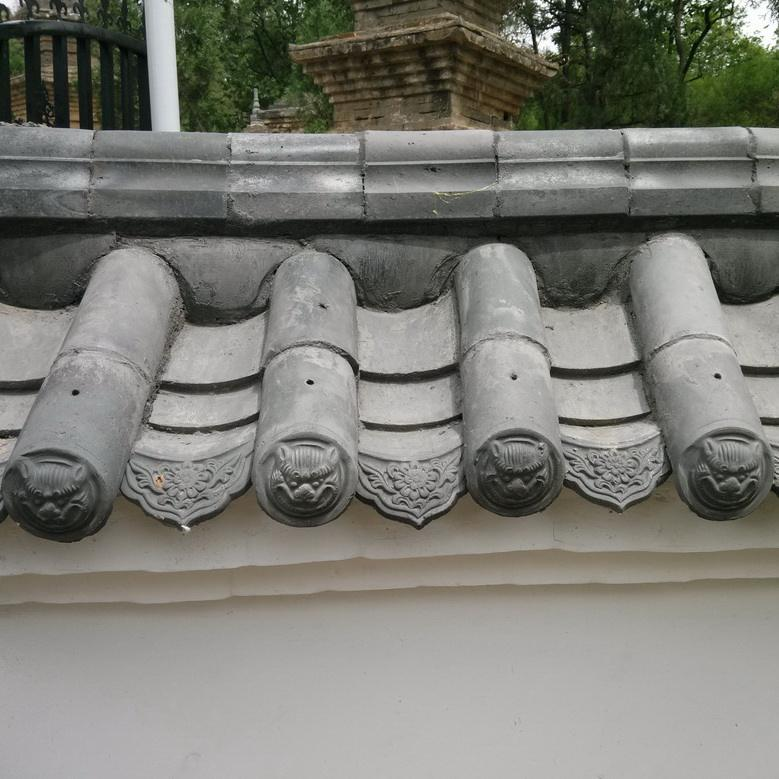 Gạch mái đất sét truyền thống của Trung Quốc cho tường mây sóng Gạch chống tường màu xám cổ cho hàng rào vòng quanh sân cong
